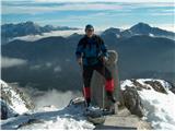 Kladivo na vrhu, v ozadju ... pogled na KS Alpe in Storžič
